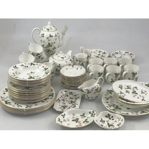 273 - LARGE QUANTITY WEDGWOOD WILD STRAWBERRY DINNER AND TEA WARE