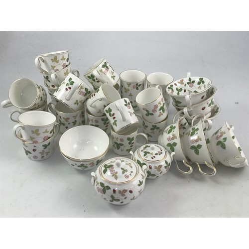 273 - LARGE QUANTITY WEDGWOOD WILD STRAWBERRY DINNER AND TEA WARE