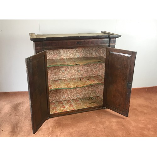 39 - GEORGIAN OAK CABINET. TOP FITTED SHAPED SHELVES ENCLOSED BY PAIR OF PANELLED DOORS WITH MAHOGANY CRO... 