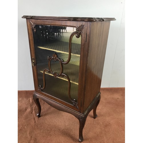 59 - SMALL EDWARDIAN DISPLAY CABINET WITH SERPENTINE LEGS, GLAZED DOOR, A/F