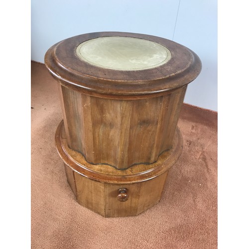 99 - CIRCULAR COMMODE STOOL WTH STEP.