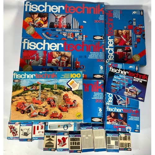 119 - FISCHER TECHNIK MODEL BUILDING KITS, COMPRISING BASIC KIT 100, STANDARD SET 100, STANDARD SET 200, S... 