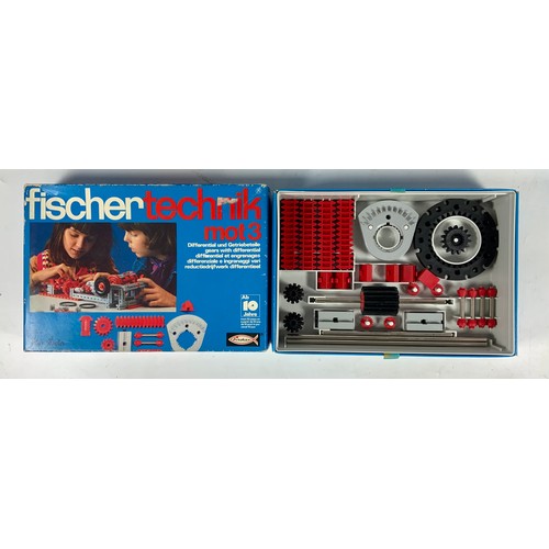 119 - FISCHER TECHNIK MODEL BUILDING KITS, COMPRISING BASIC KIT 100, STANDARD SET 100, STANDARD SET 200, S... 