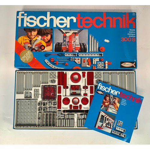 119 - FISCHER TECHNIK MODEL BUILDING KITS, COMPRISING BASIC KIT 100, STANDARD SET 100, STANDARD SET 200, S... 