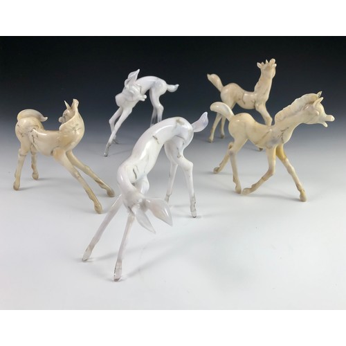 85 - COLLECTION OF KOMAROMY LAMPWORK GLASS STUDIES, PR. DEER AND 3 CREAM COLOURED HORSES