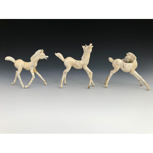 85 - COLLECTION OF KOMAROMY LAMPWORK GLASS STUDIES, PR. DEER AND 3 CREAM COLOURED HORSES