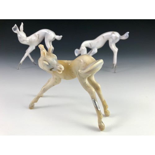 85 - COLLECTION OF KOMAROMY LAMPWORK GLASS STUDIES, PR. DEER AND 3 CREAM COLOURED HORSES