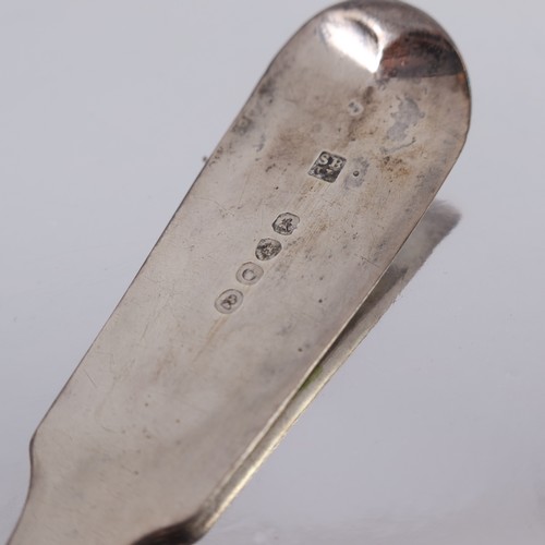 422 - GEORGIAN SILVER GRAVY SPOON APPROX. 108 g TOGETHER WITH PAIR BRIGHT CUT SILVER SUGAR TONGS