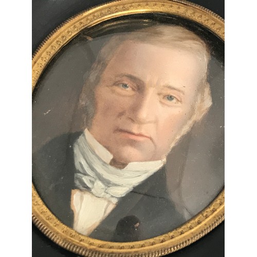 12 - GOOD QUALITY OVAL PORTRAIT MINIATURE DEPICTING A GENTLEMAN IN GEORGIAN COSTUME