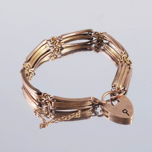 672 - 9 CARAT GOLD GATE BRACELET WITH HEART SHAPE FASTENER APPROX. 11.8g