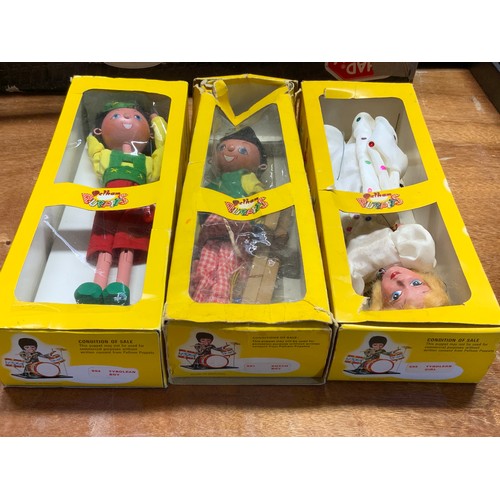 33 - COLLECTION OF PELHAM PUPPETS IN THEIR ORIGINAL BOXES INCLUDING TYROLEAN BOY AND TYROLEAN GIRL, DUTCH... 