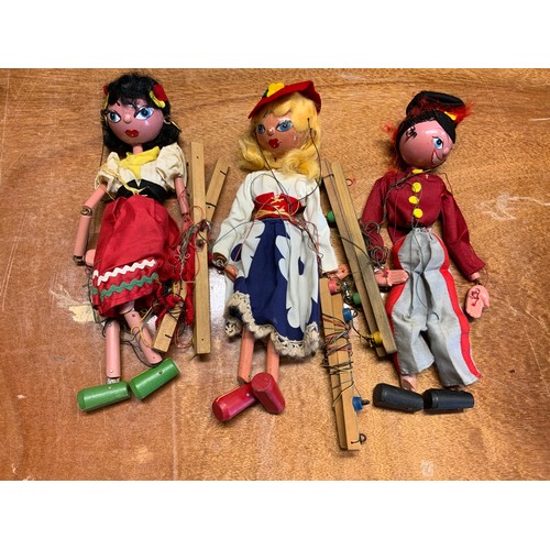 33 - COLLECTION OF PELHAM PUPPETS IN THEIR ORIGINAL BOXES INCLUDING TYROLEAN BOY AND TYROLEAN GIRL, DUTCH... 