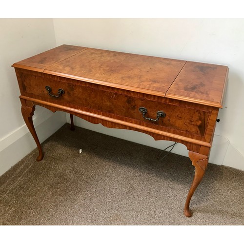 156 - WALNUT VENEER RADIOGRAM ON CABRIOLE LEGS WITH GARRARD SP25 TURNTABLE