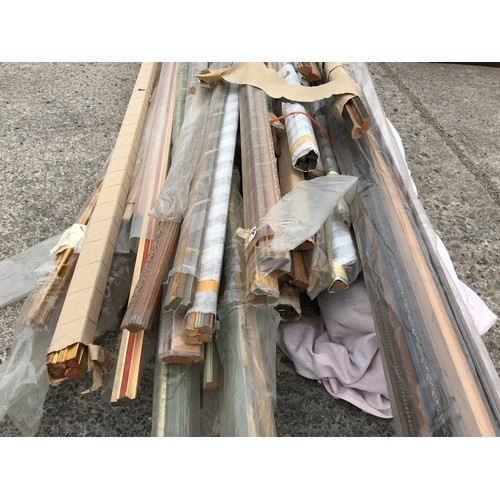 288 - LARGE QUANTITY OF FRAME MAKERS DOWLING AND FRAME SECTIONS A VERY GOOD COLLECTION OF ASSORTED FRAME M... 