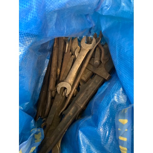 73 - LARGE QUANTITY OF DUTY SPANNERS, BRACES, SHIFTING SPANNERS AND HEAVY DUTY TOOLS