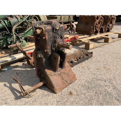 182 - VARIOUS NUFFIELD TRACTOR SPARES INC HEAD, PTO, HYDRAULIC TOP LINK