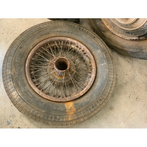 13 - SET OF 5 TYRES, RIMS AND WHEELS BELIEVED TO BE FOR A ROLLS ROYCE WRAITH, VINTAGE MOTOR CAR