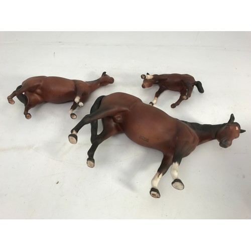 231 - 3 BESWICK MATT HORSE FIGURES