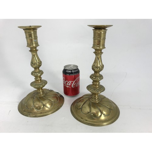 322 - PAIR OF GOOD QUALITY 19th CENTURY BRASS CANDLESTICKS ON BALUSTER DOUBLE KNOPPED STEMS WITH CIRCULAR ... 