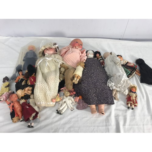 495 - MISC. PORCELAIN HEAD DOLLS AND OTHERS WITH DOLLS CLOTHS