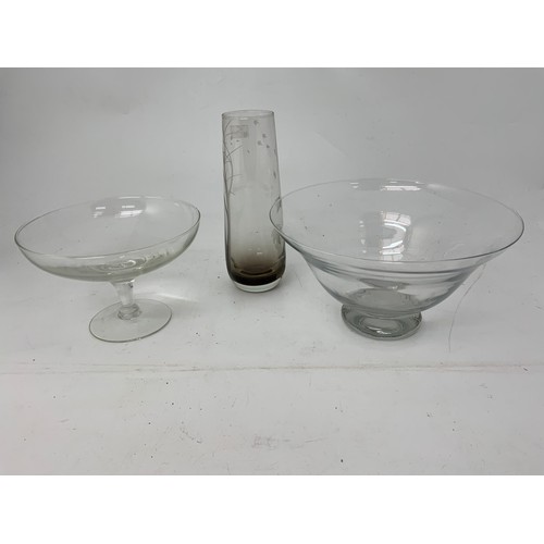 112 - CAITHNESS VASE AND 2 PIECES OF MODERN GLASSWARE