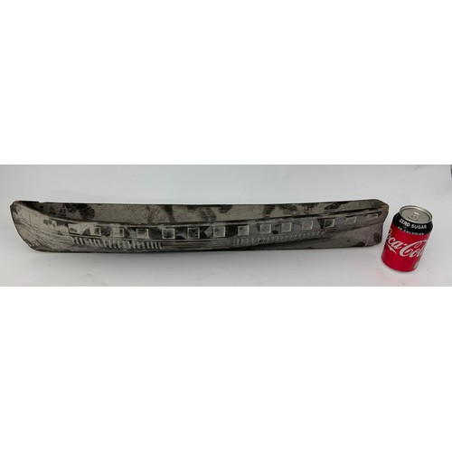 402 - CHIP CARVED BOAT HULL