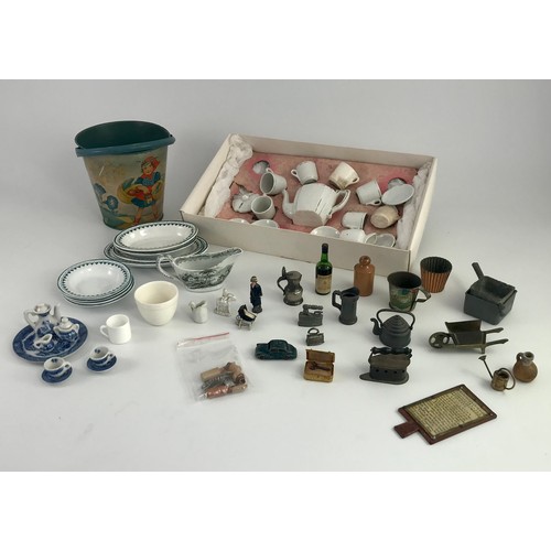 494 - MISC. DOLLS HOUSE ITEMS INCLUDING TEA SET, PART DINNER SERVICE AND VARIOUS MINIATURE ITEMS INCLUDING... 