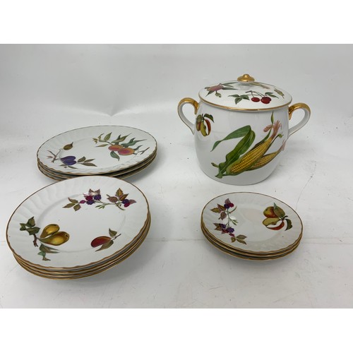 194 - ROYAL WORCESTER EVESHAM WARE COMPRISING BISCUIT BARREL AND PLATES