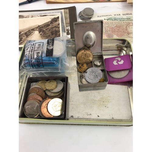 525 - MISC. COINS, BANK NOTE INCLUDING 10 SHILLING NOTE, MEDALS AND COMMEMORATIVES, PENNY CIGARETTE CARD A... 