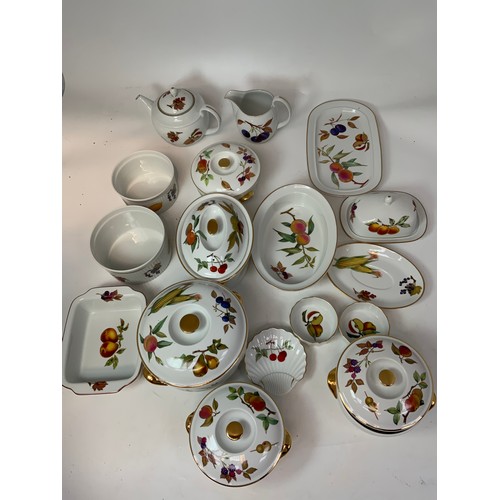 138 - TRAY OF ROYAL WORCESTER INC TUREENS, BOWLS, POTS ETC