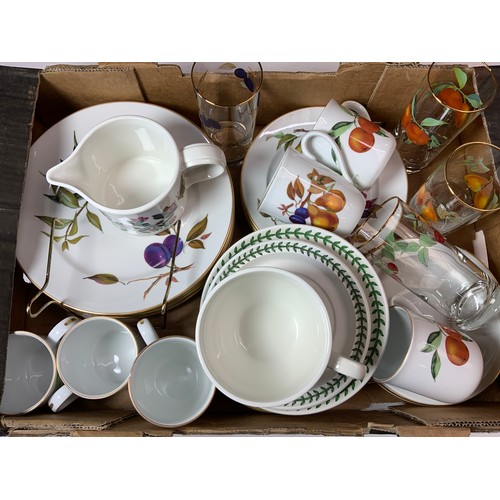 149 - ROYAL WORCESTER A GOOD SELECTION OF ROYAL WORCESTER EVESHAM WARE DINNER PLATES X 6 SIDES X 4 PLUS TU... 