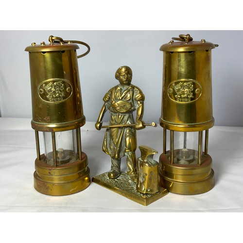 370 - 2 MINERS LAMPS WITH CYMRU BADGES & A BRASS STATUE OF A BLACKSMITH & ANVIL