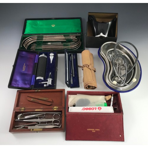 499 - BOX OF CURIOUS MEDICAL EQUIPMENT INC CASED KLINO STICK EAR ITEMS, BOWLS, STETHOSCOPE