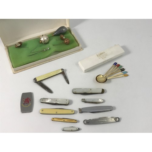 518 - MISC. ITEMS INC ENAMELLED SILVER SPOONS, HAT PINS AND SMALL COLLECTION OF PEN KNIVES