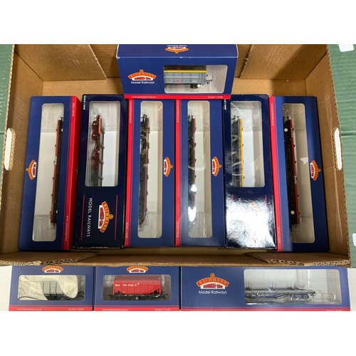 378 - BACHMANN MODEL RAILWAYS COLLECTION OF VARIOUS EPOCH. BOGIE BOLSTER WAGONS X 7 BOXED, PLUS MODERN SSA... 