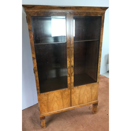 282 - STYLISH AND GOOD QUALITY LATE CENTURY DISPLAY CABINET, POSSIBLY SCANDINAVIAN DESIGN, WITH SMOKED GLA... 