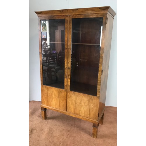 282 - STYLISH AND GOOD QUALITY LATE CENTURY DISPLAY CABINET, POSSIBLY SCANDINAVIAN DESIGN, WITH SMOKED GLA... 