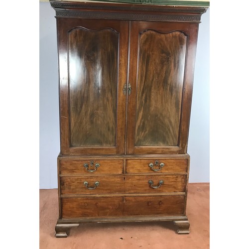 123 - GEORGIAN MAHOGANY LINEN PRESS