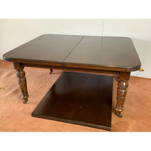 240 - EXTENDING VICTORIAN MAHOGANY DINING TABLE WITH 2 LEAVES, A WINDING HANDLE AND TURNED LEGS. APPROX 23... 