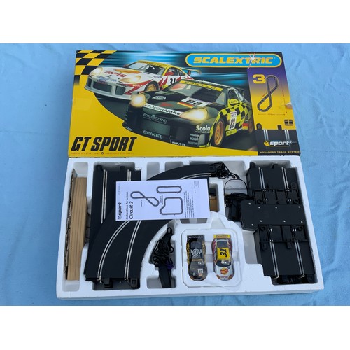 101 - SCALEXTRIC GT SPORT PORSCHE 911 GTS/NUMBER 83 AND NUMBER 31 ADVANCE TRACK SYSTEM SET