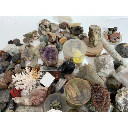 587 - LARGE QUANTITY SPECIMEN ROCKS