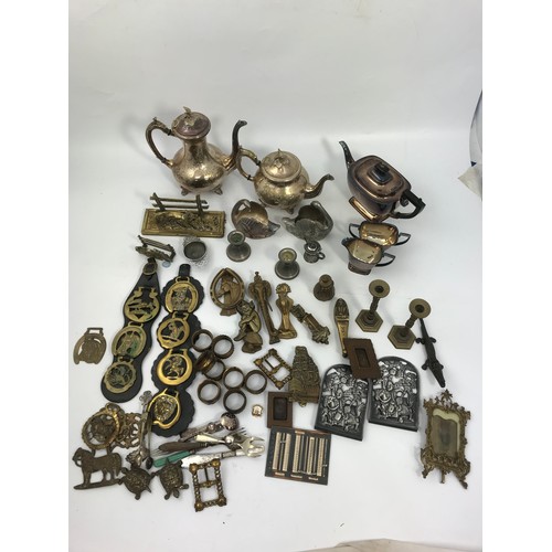 433 - BOX CONTAINING QUANTITY BRASS WARE, PLATED WARE, DOOR KNOCKERS ETC