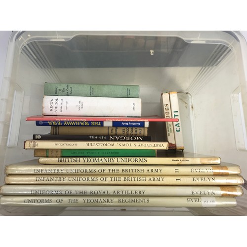 113 - A TRAY AND A BOX OF POETRY, ART, LOCAL HISTORY, MILITARY UNIFORM AND OTHER BOOKS, INCLUDING SOME LEA... 