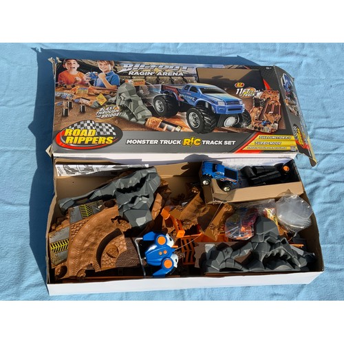 98 - ROAD RIPPERS MONSTER TRUCK RADIO CONTROL TRACK SET IN BOX