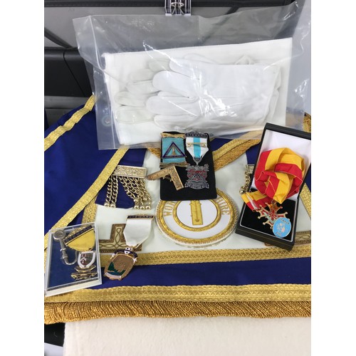 115 - SAMSONITE CASE WITH CONTENTS OF MASONIC INTEREST, INCLUDING BOOKS, REGALIA AND MEDALS