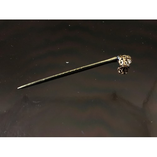 460 - DIAMOND SET GENTS TIE PIN AND PR. 9ct GOLD CUFFLINKS