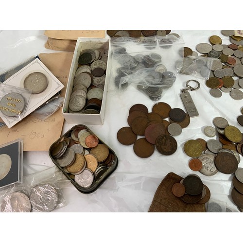 437 - QUANTITY OF FOREIGN AND UK COINS