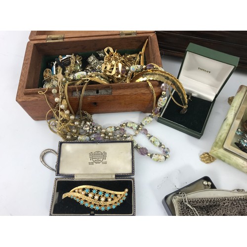 411 - QUANTITY OF VINTAGE COSTUME JEWELLERY