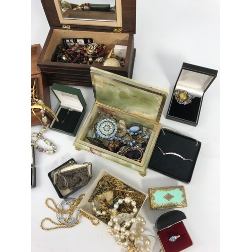 411 - QUANTITY OF VINTAGE COSTUME JEWELLERY