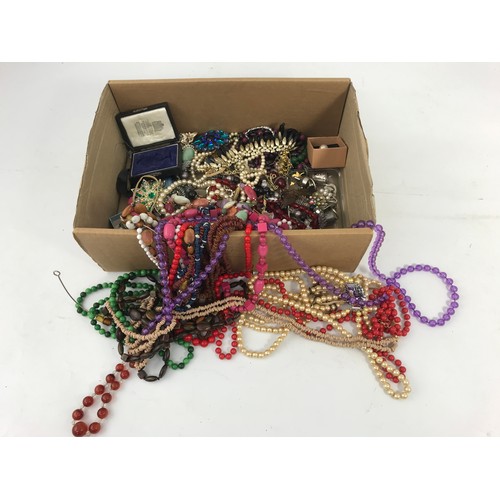 412 - QUANTITY OF VINTAGE COSTUME JEWELLERY